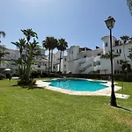 - Sleeps 6 Pool & Private Terrace Apartamento Marbella