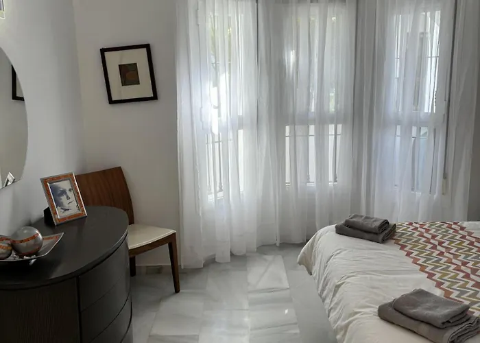 - Sleeps 6 Pool & Private Terrace Appartement